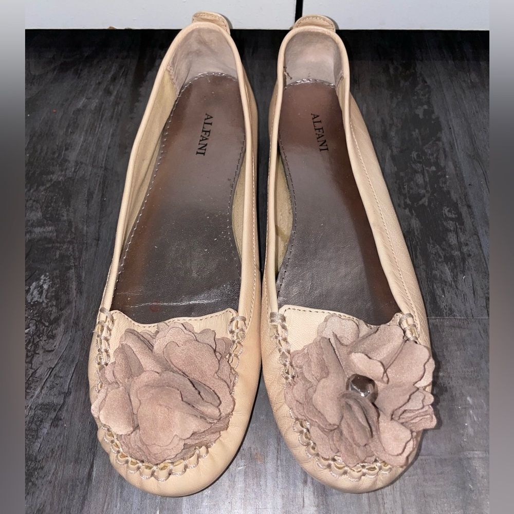 Cream loafer flats with flower